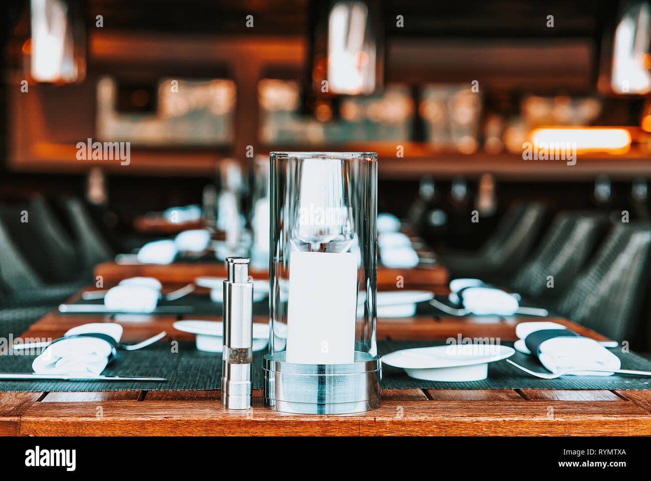 Typisches Restaurant Tisch in romantischen Luxus Stadt Ascona, Lago  Maggiore, Kanton Tessin, Schweiz. Teuer family mit Frühstück und essen in  der Straße Stockfotografie - Alamy