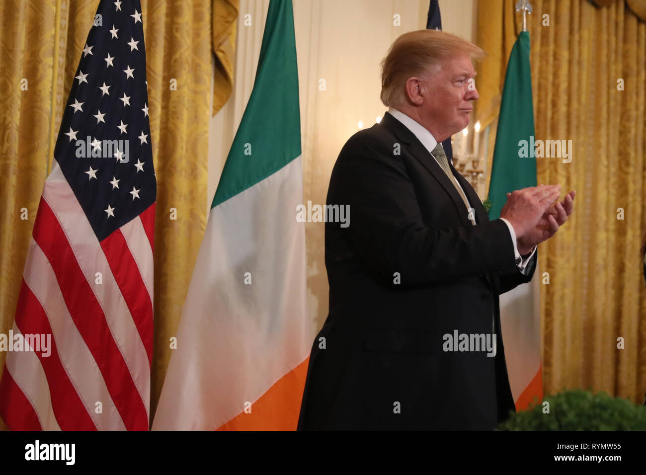US-Präsident Donald Trump wartet mit einer Schüssel von Shamrock von Taoiseach Leo Varadkar während einer St Patrick's Day Feier Rezeption und Shamrock Siegerehrung im Weißen Haus in Washington D.C. präsentiert Stockfoto