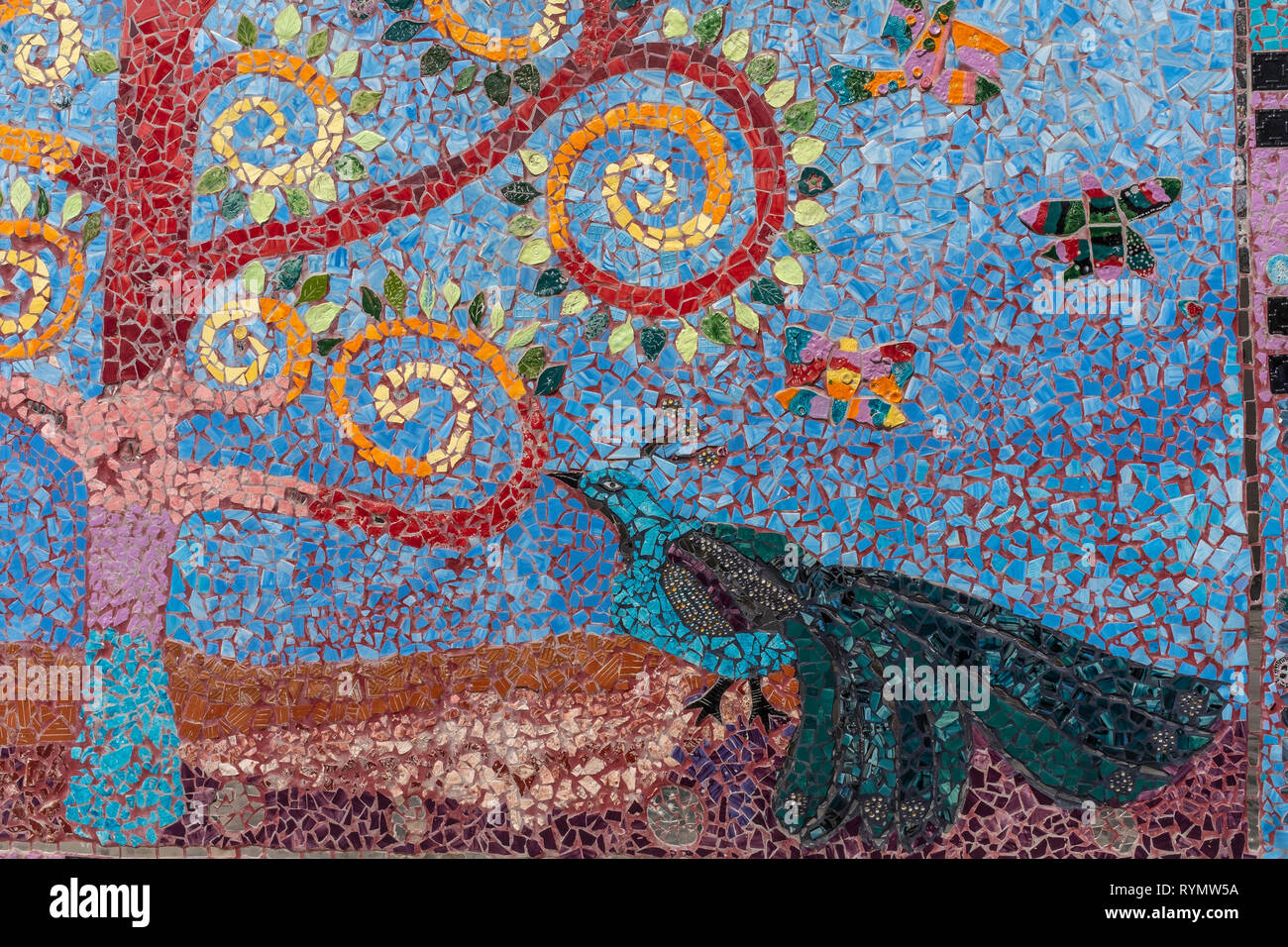Mosaik Fliese Wandbild (Detail) am Eugene Feld Schule, Albuquerque, New Mexico: der Baum des Lebens mit Schmetterlingen und Pfau Stockfoto