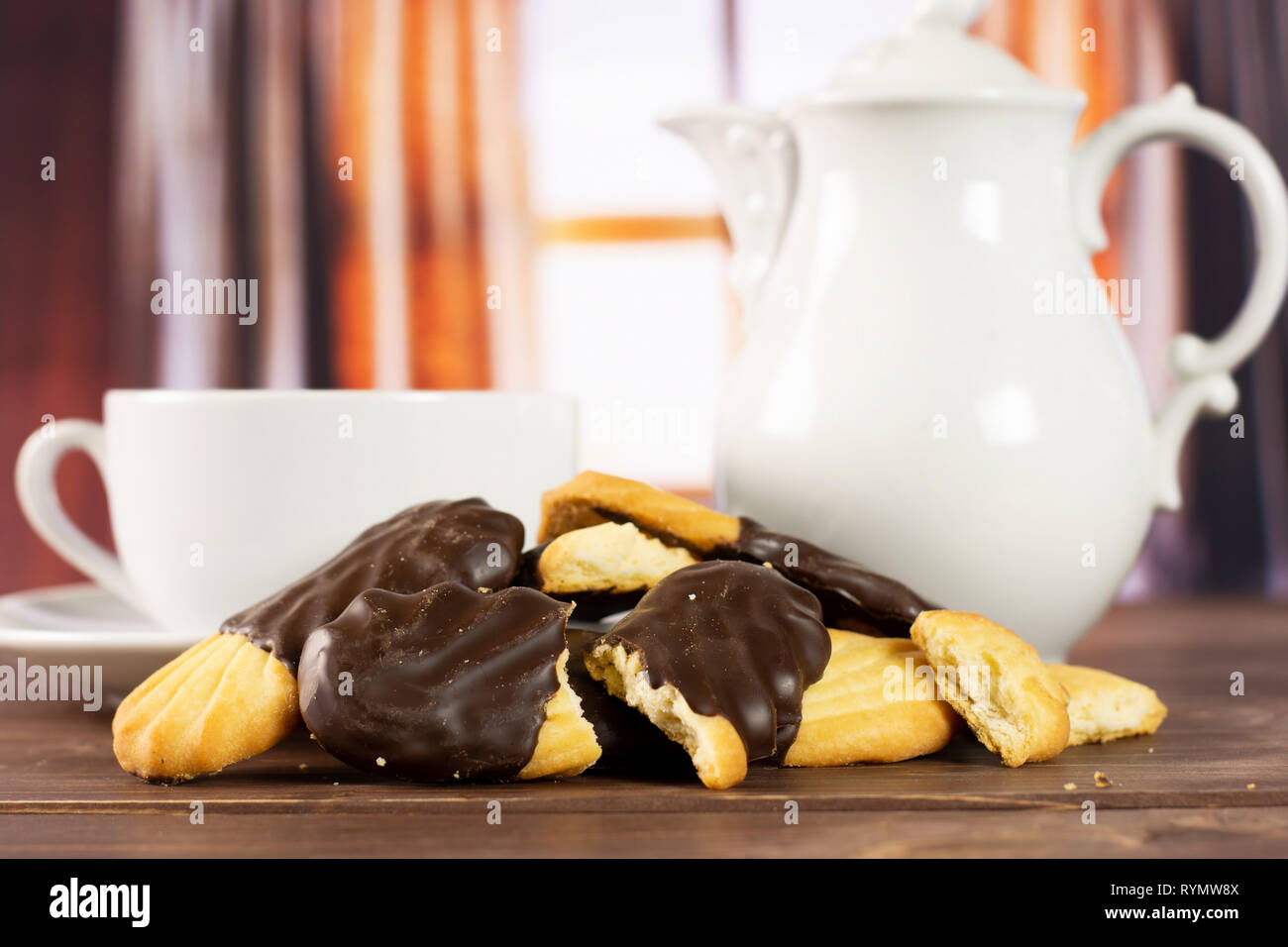 Gruppe der Menge ganze zwei Stücke der faulen Cookie mit Schokolade mit einer Teekanne mit seidenen Vorhängen Stockfoto