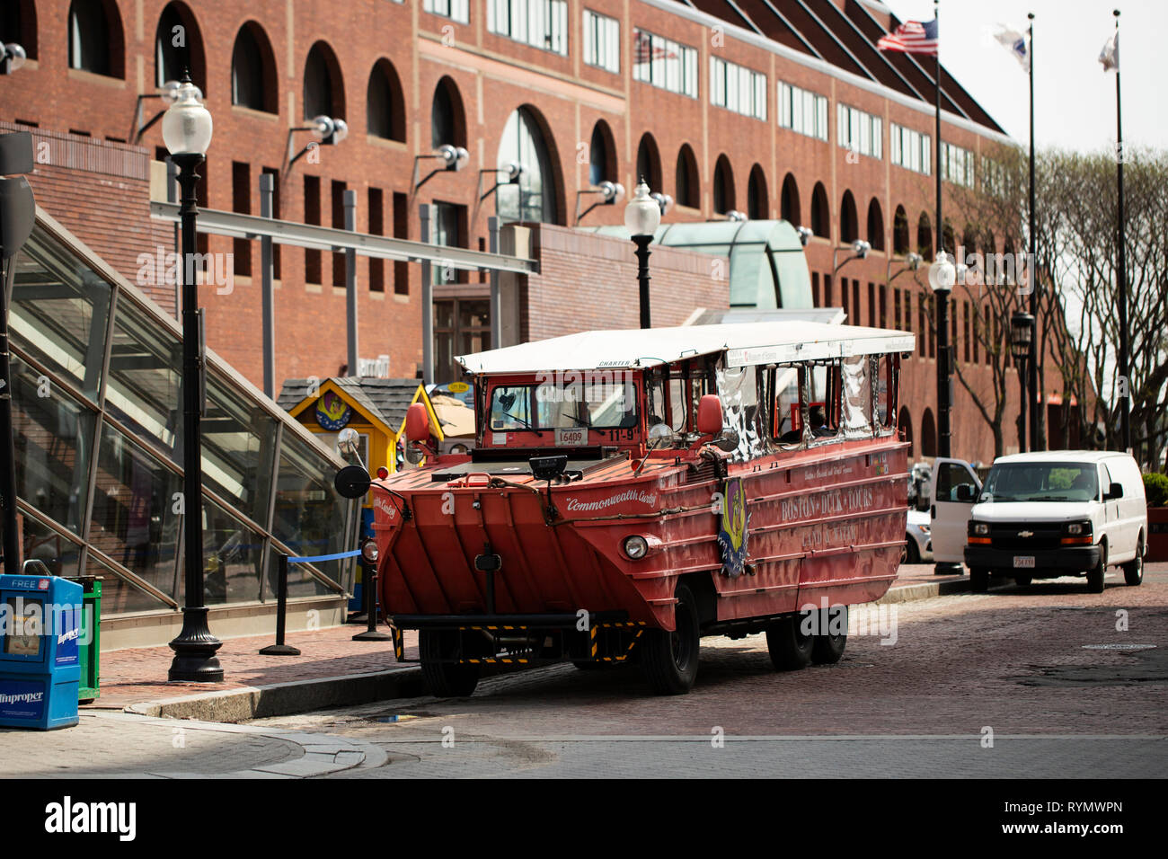 Eine rote Ente Boot auf der Straße in der Innenstadt von Boston, Massachusetts, USA geparkt. Stockfoto