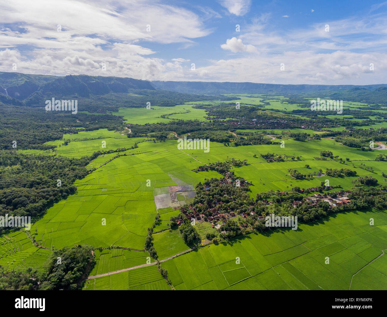 Außergewöhnlich schöne Landschaft von Ciletuh Geopark Tal mit Reisfeldern und Dörfern dazwischen. Stockfoto