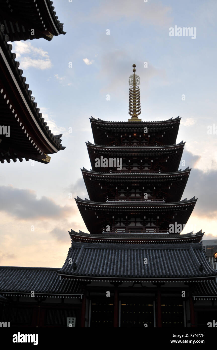 Ein Blick auf die wunderschönen Pagode auf der Senso-ji Tempel, in der Dämmerung, in Tokio, Japan. Stockfoto