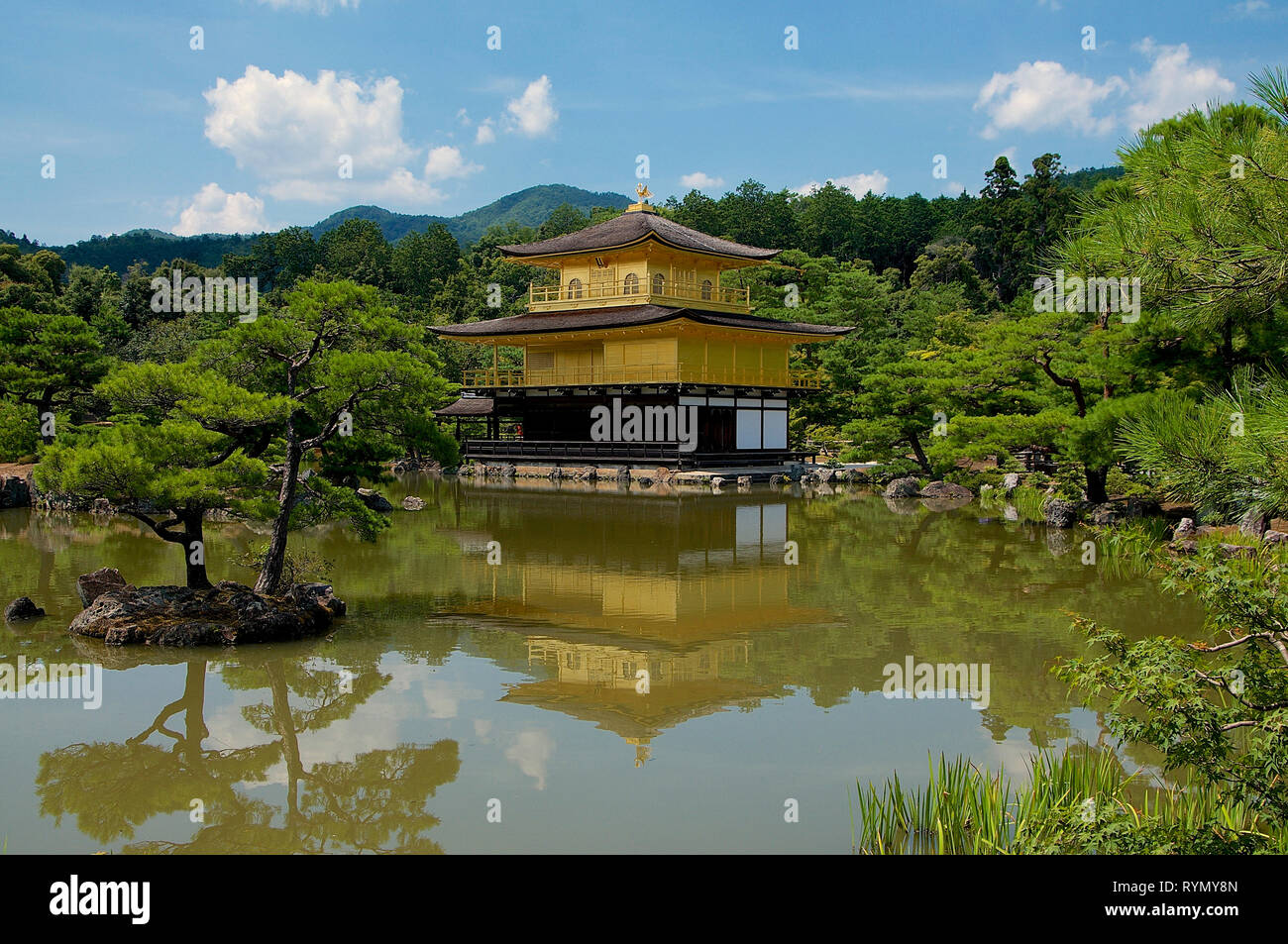 Die schönen goldenen Pavillon (Kinkaku-ji Tempel) an einem sonnigen Tag von Kyoto, Japan Stockfoto