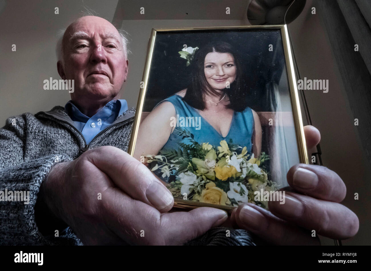 Peter Lawrence, fotografiert in seinem Haus in der Nähe von York, hält ein Foto seiner Tochter Claudia Lawrence, vor dem das 10-jährige Jubiläum ihres Verschwindens am 18. März. Stockfoto