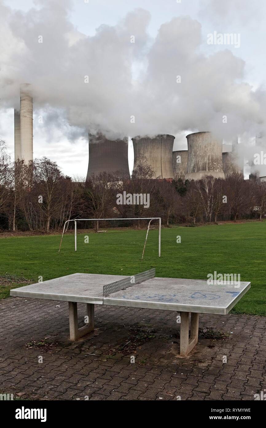 Trostlosen Spielplatz im Auenheim Bezirk vor der dampfenden Braunkohlekraftwerke Niederaußem, Kohle Phase-out Stockfoto