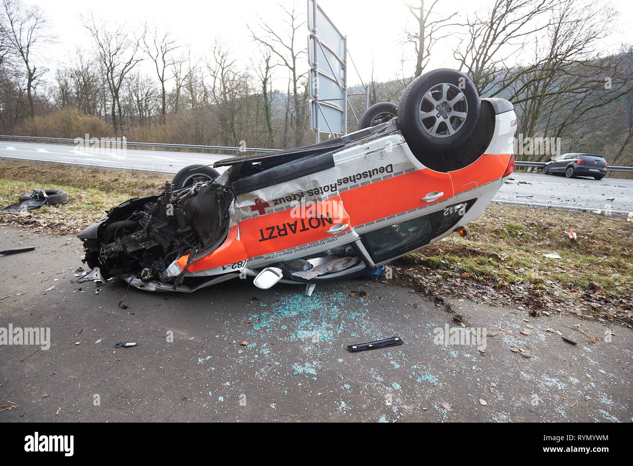 Der Notarzt Krankenwagen umgeworfen in Kollision mit Auto, Unfall auf der B 414, Rheinland-Pfalz, Deutschland Stockfoto