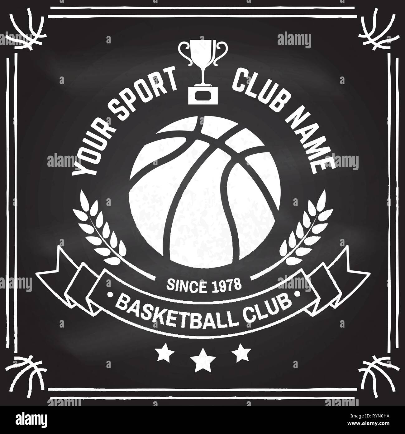 Basketball Sport Club Abzeichen auf dem Schwarzen Brett. Vector Illustration. Konzept für T-Shirt, Druck, Stempel oder T-Stück. Vintage Typografie Design mit Auszeichnung Cup und Basketball Ball Silhouette. Stock Vektor