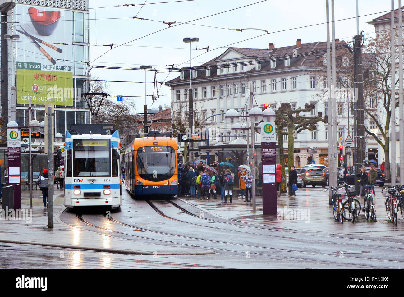 Eigenes Zentrum als "Bismarkplatz' mit Bahn und Bus Kreuzung mit vielen Menschen in Heidelberg, Deutschland Stockfoto