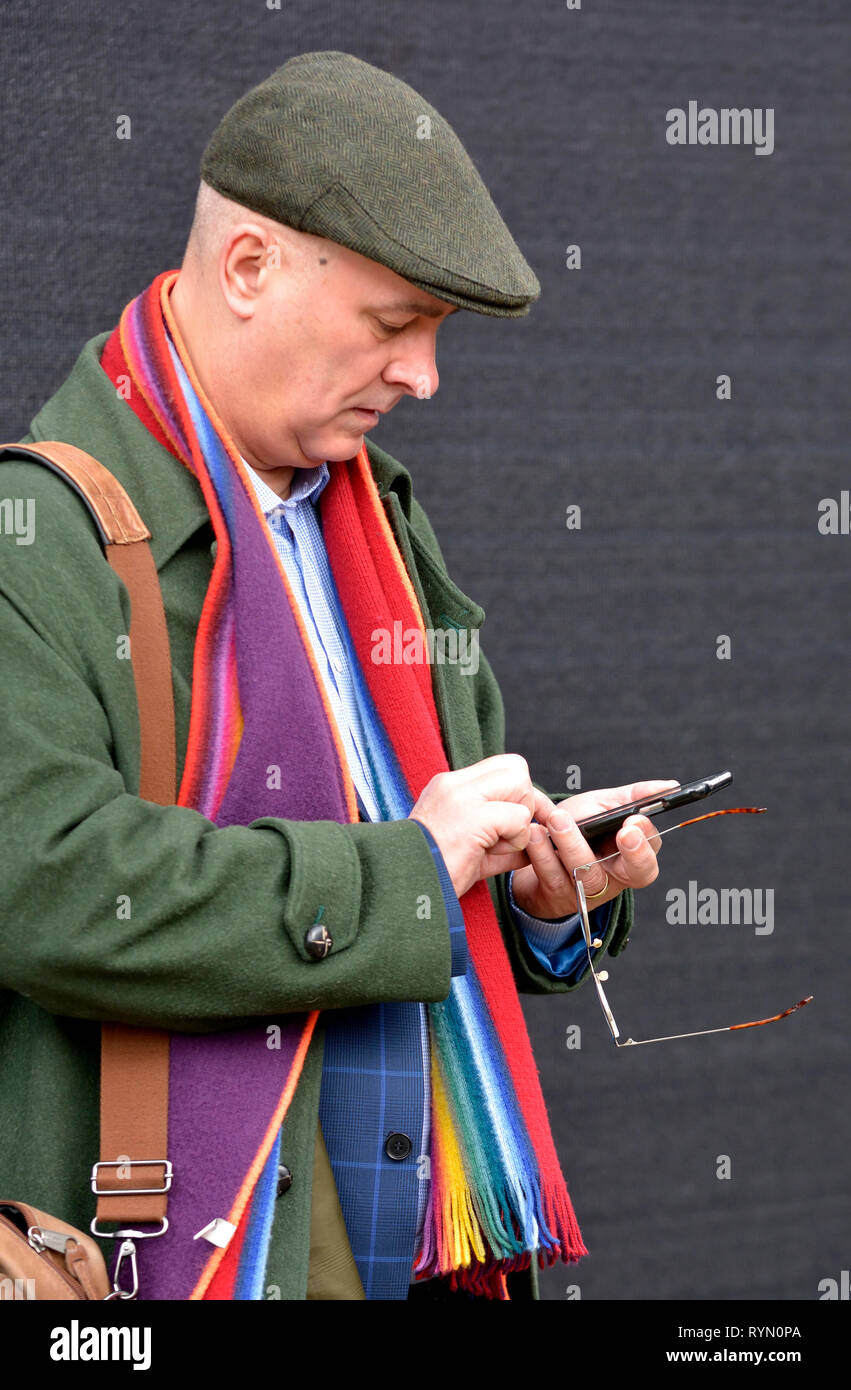 Iain Dale, rechten Flügel Broadcaster, politischer Kommentator, Blogger, Publisher, und ehemaligen konservativen Kandidaten, auf sein Mobiltelefon in Westminster, M Stockfoto