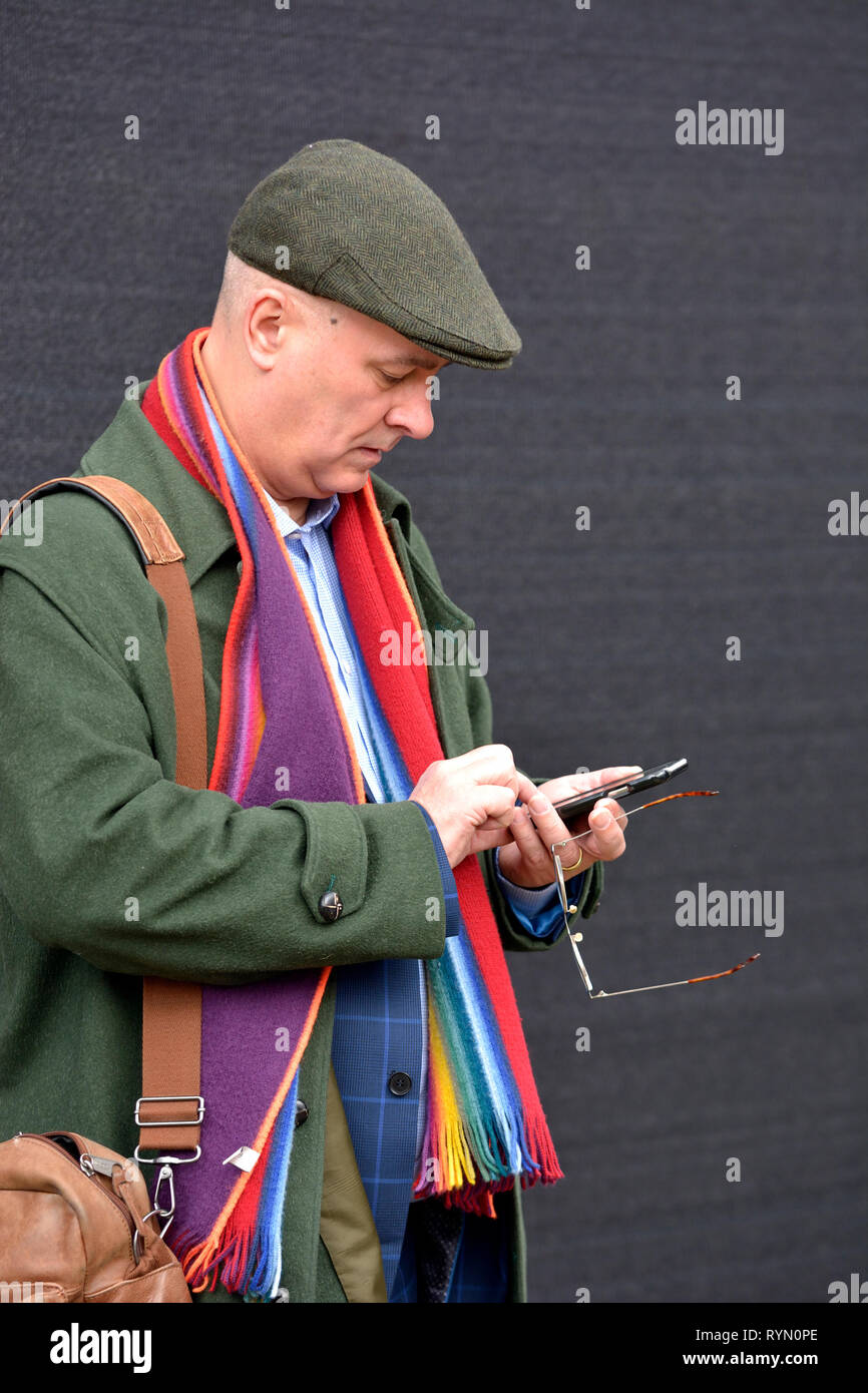 Iain Dale, rechten Flügel Broadcaster, LBC Radio Moderator, politischer Kommentator, Blogger, Publisher, und ehemaligen konservativen Kandidaten, auf seinem mobilen Ph Stockfoto