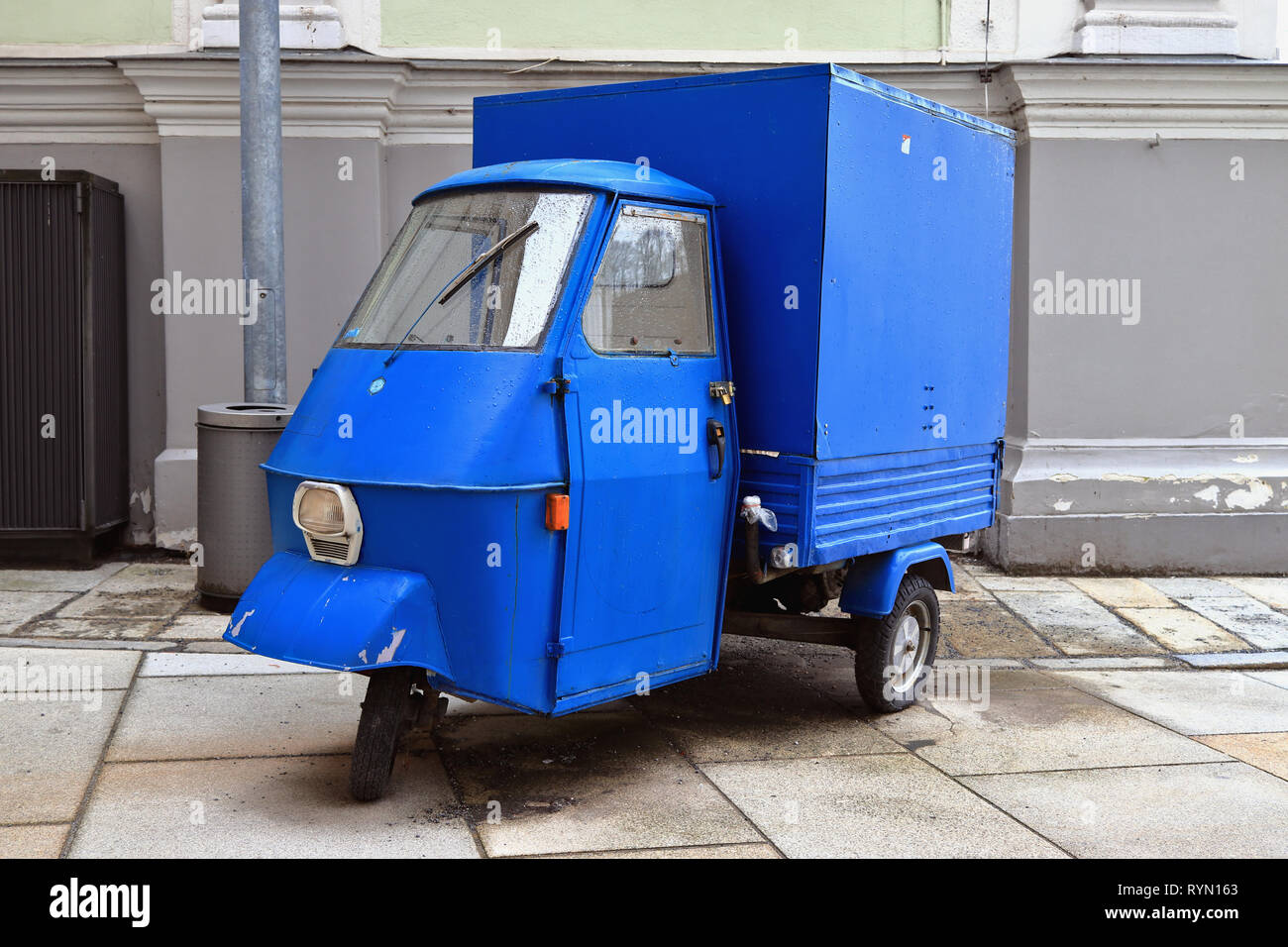 Piaggio ape three wheeled truck -Fotos und -Bildmaterial in hoher Auflösung  – Alamy