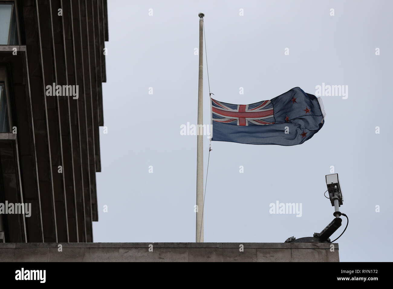 Die Fahne fliegt in Haft Mast an der New Zealand High Commission im Londoner Haymarket, nach der moschee Anschläge in Christchurch. Stockfoto