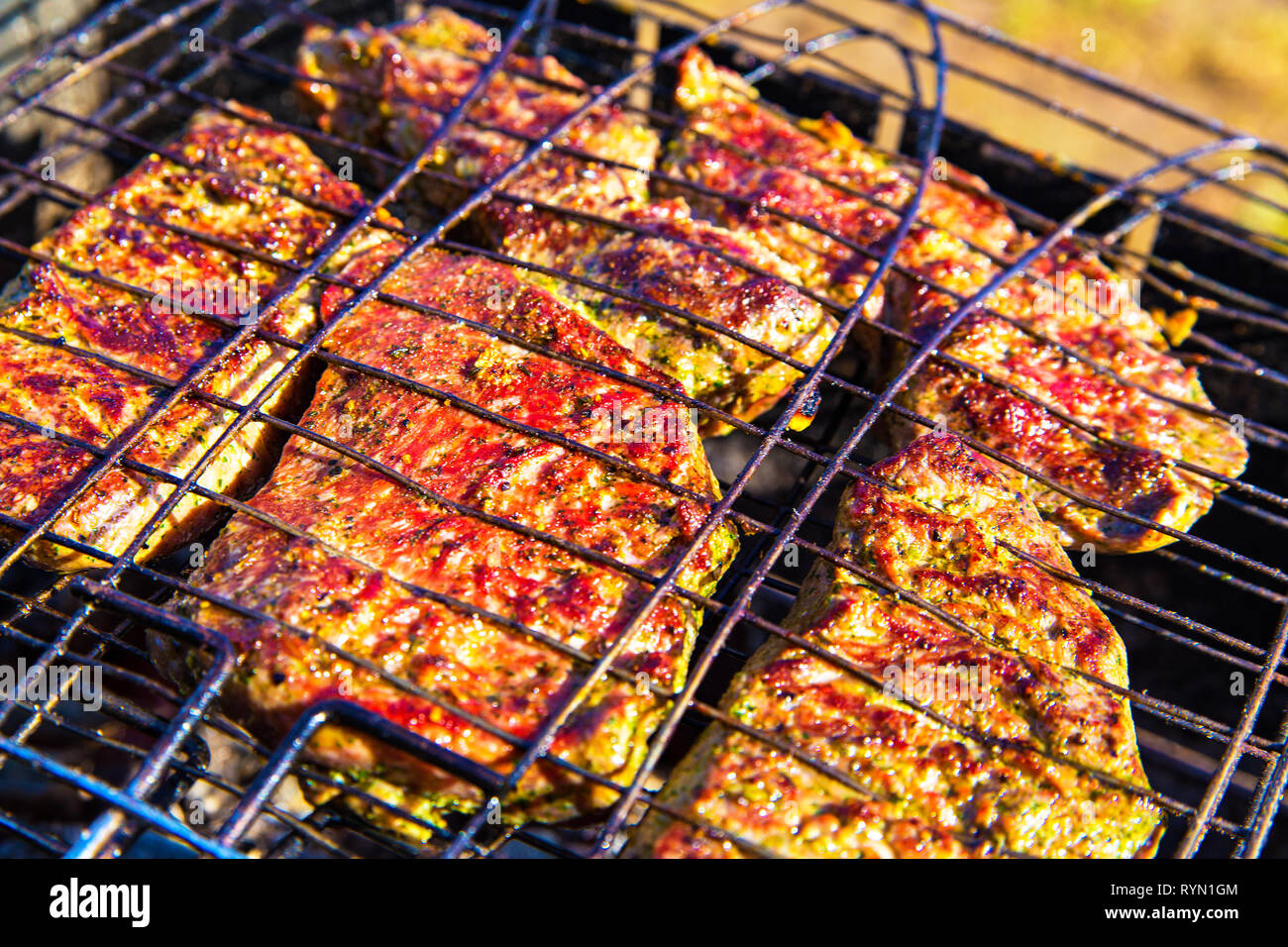 Rindfleisch würzigen Steak in Marinade gebraten auf Braai. Grill mit lecker  Steak Fleisch auf dem Grill Ansicht von oben. Outdoor Saison kochen.  Picknick auf vacatio Stockfotografie - Alamy