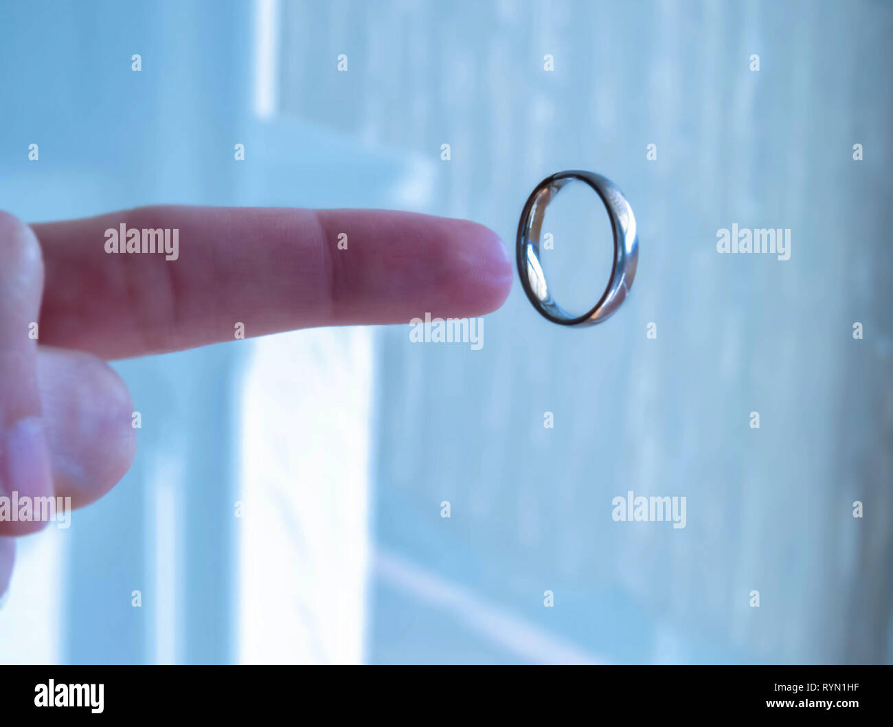 Den Finger durch die schwimmende Ring Stockfoto