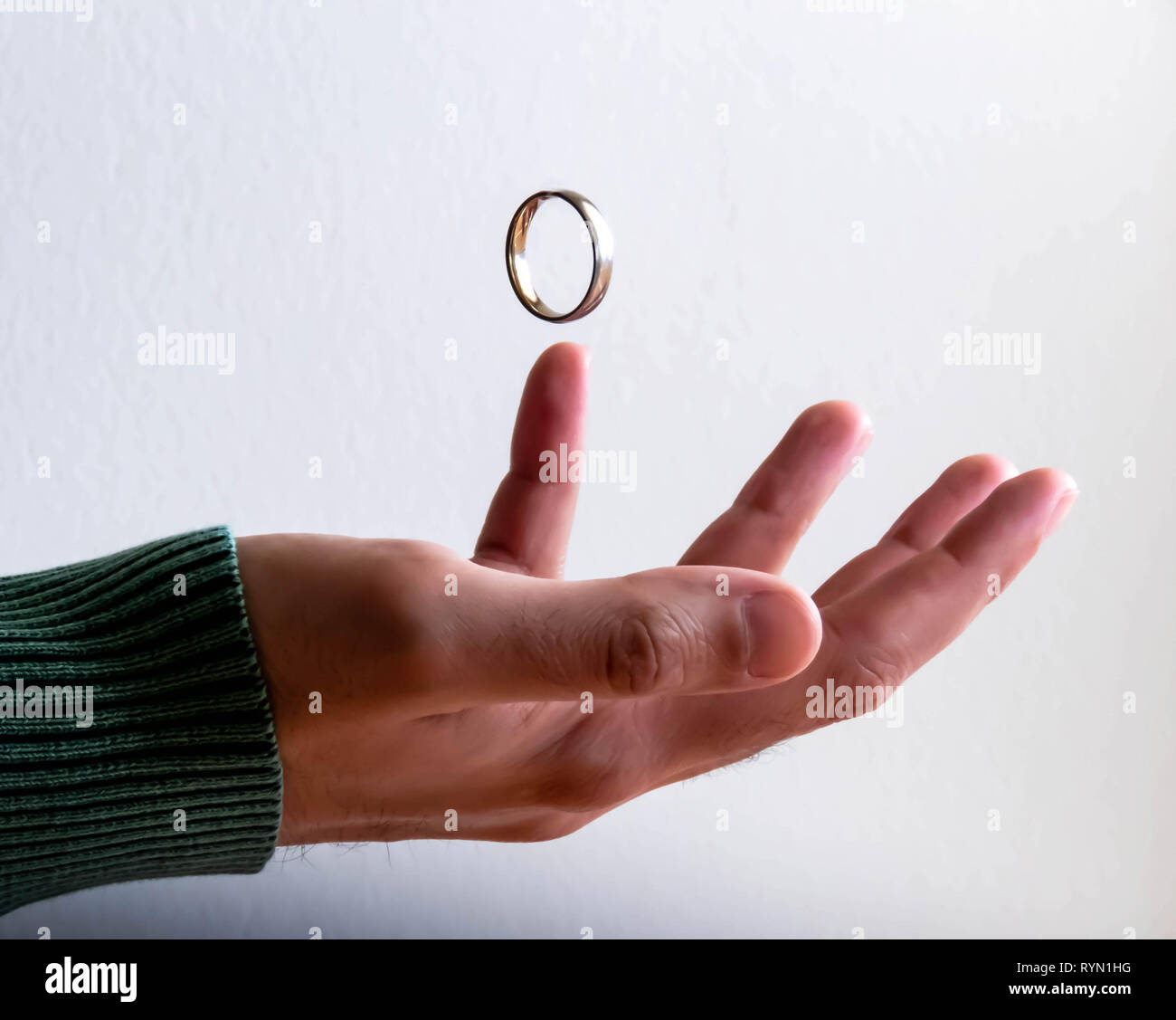 Ring schweben über Hand Stockfoto