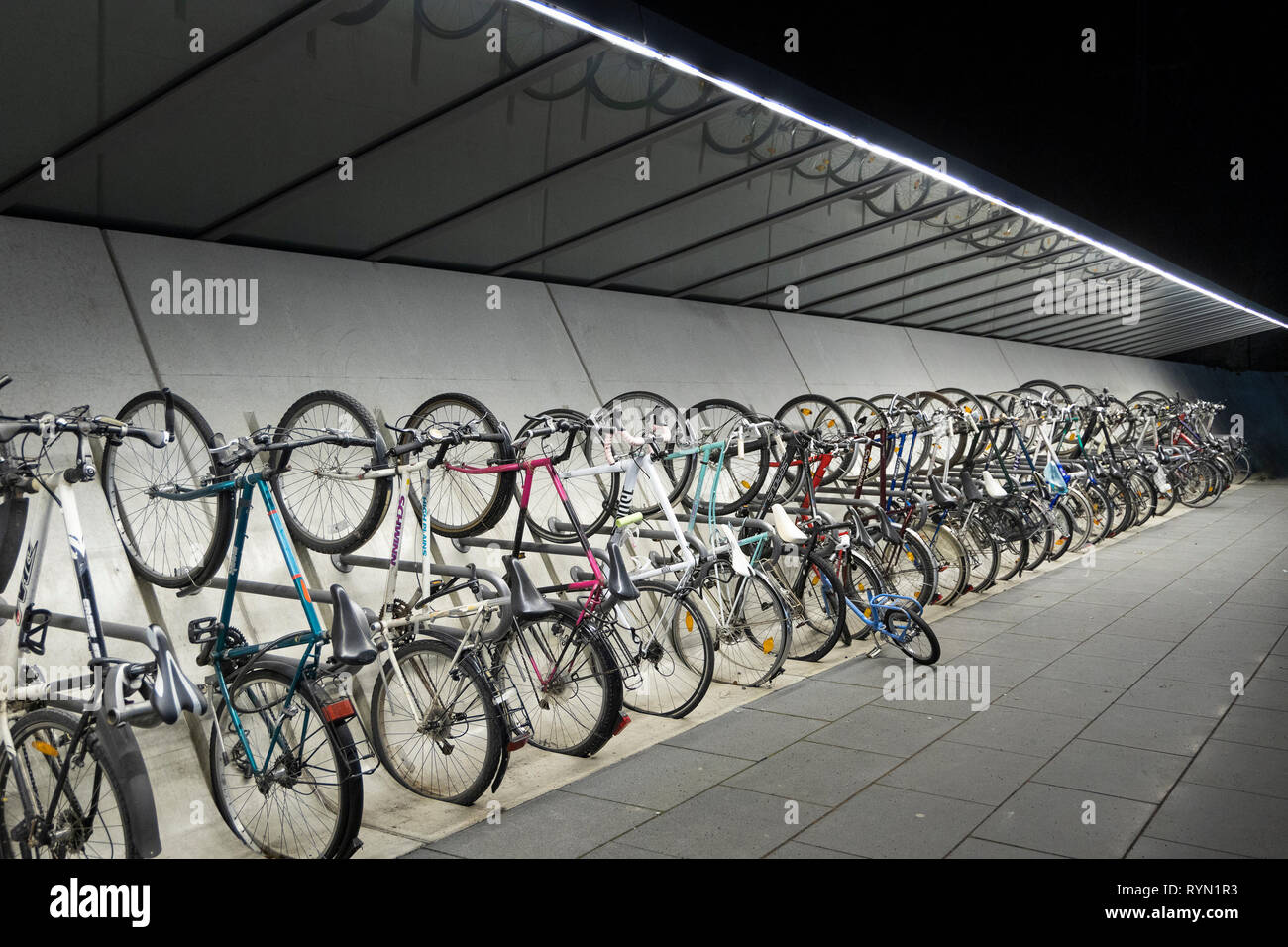 Fahrrad stehend in einer Reihe Stockfoto