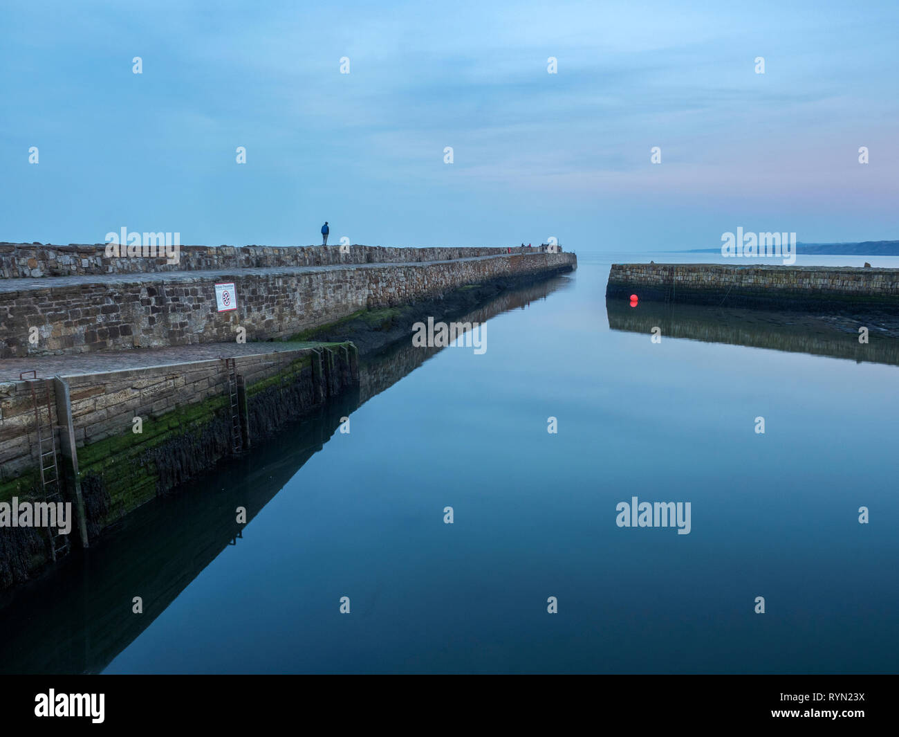 Abbildung entlang der Kaimauer im Hafen bei Dämmerung St Andrews, Fife, Schottland Stockfoto