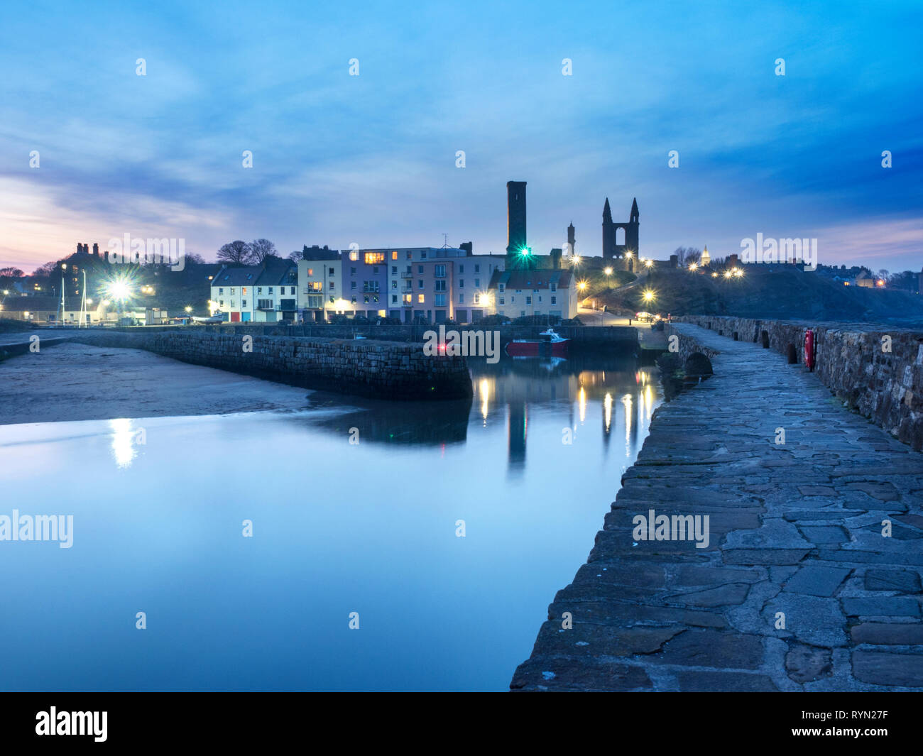 Der Hafen und St. Andrews Ruinen der Abtei in der Dämmerung St Andrews, Fife, Schottland Stockfoto