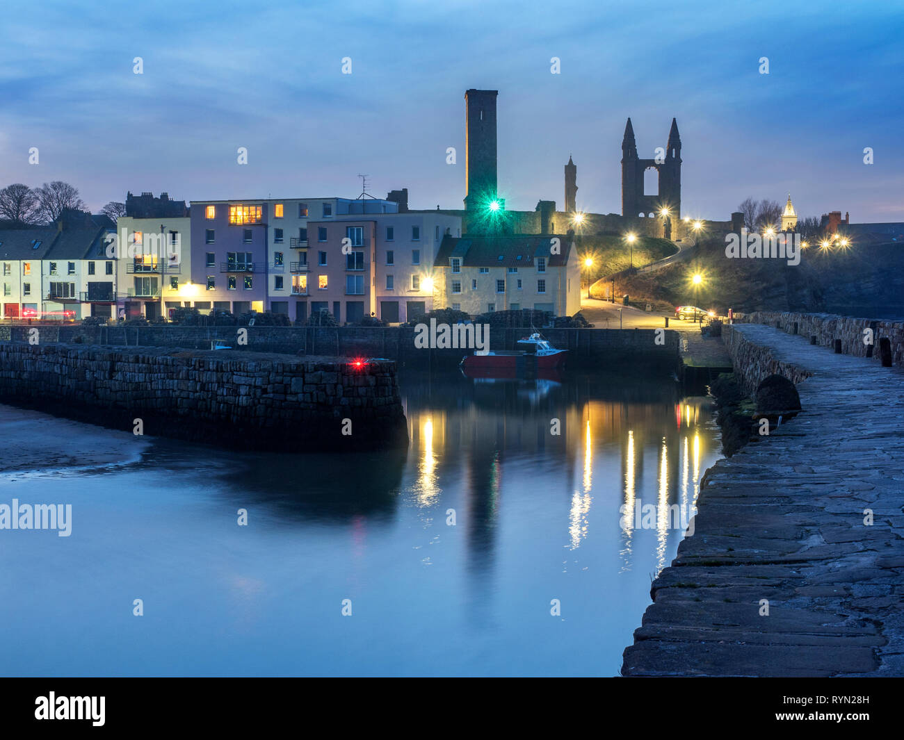 Der Hafen und St. Andrews Ruinen der Abtei in der Dämmerung St Andrews, Fife, Schottland Stockfoto