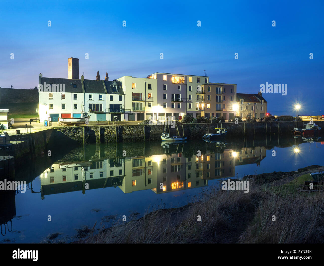 Gebäude im Wasser am Hafen bei Dämmerung St Andrews Fife Schottland wider Stockfoto