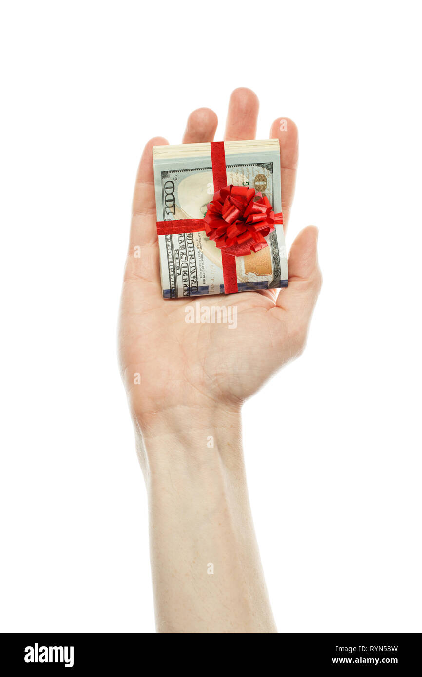 Geld Geschenk. Amerikanische Dollar cash mit roter Schleife in männlicher Hand auf weißem Hintergrund. US-Dollar 100 Banknoten Stockfoto
