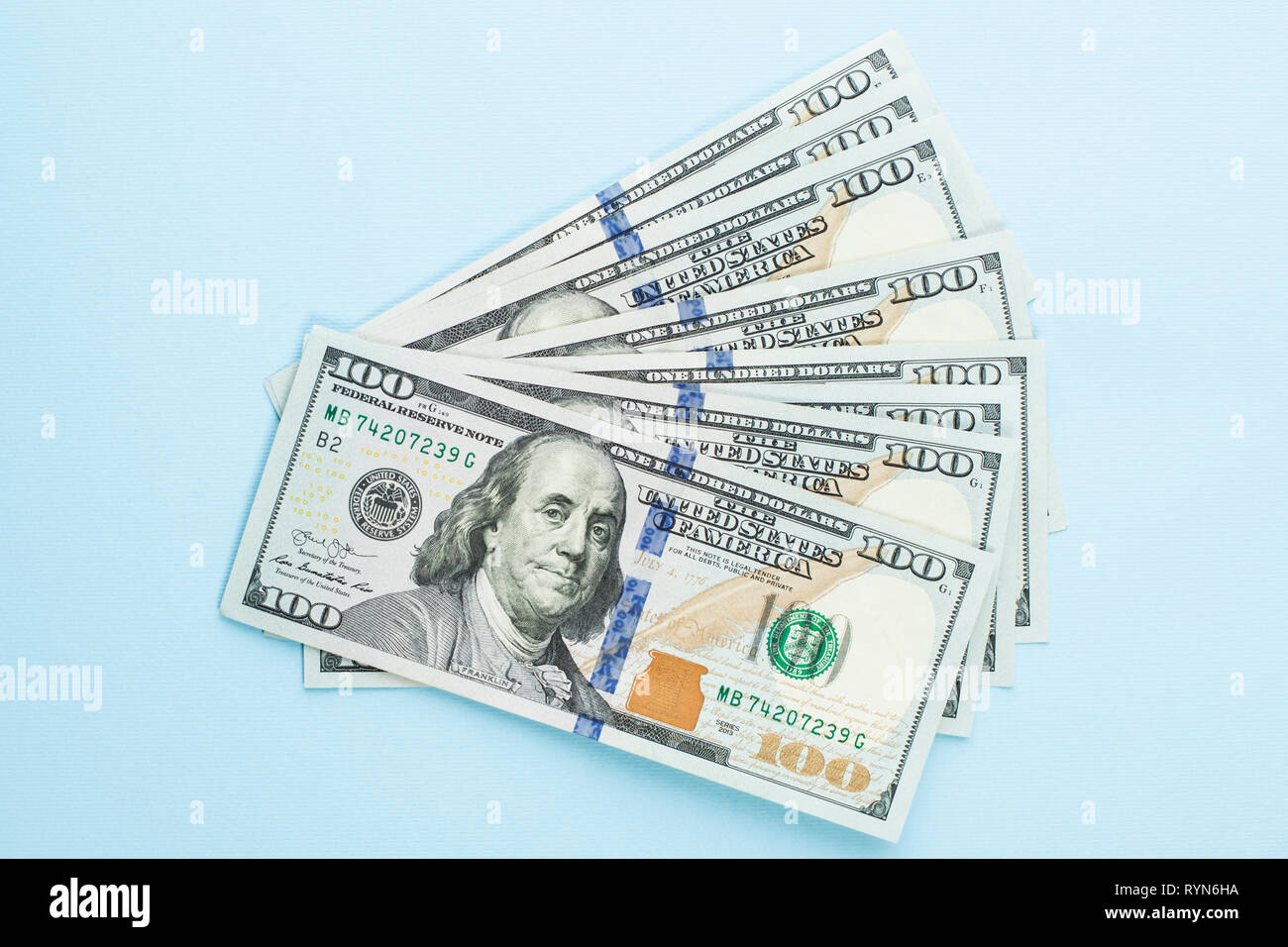 Hundert US-Dollar Geld cash auf blauem Hintergrund. Amerikanische Dollar 100 Hinweis gewinn Konzept Stockfoto