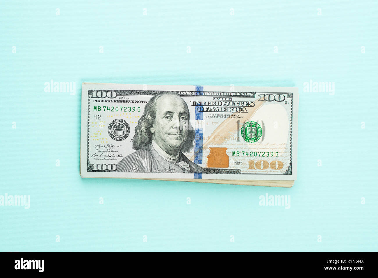 Moderne hundert US-Dollarnoten auf blauem Hintergrund. Finanzielle USA Geld Banknote Stockfoto