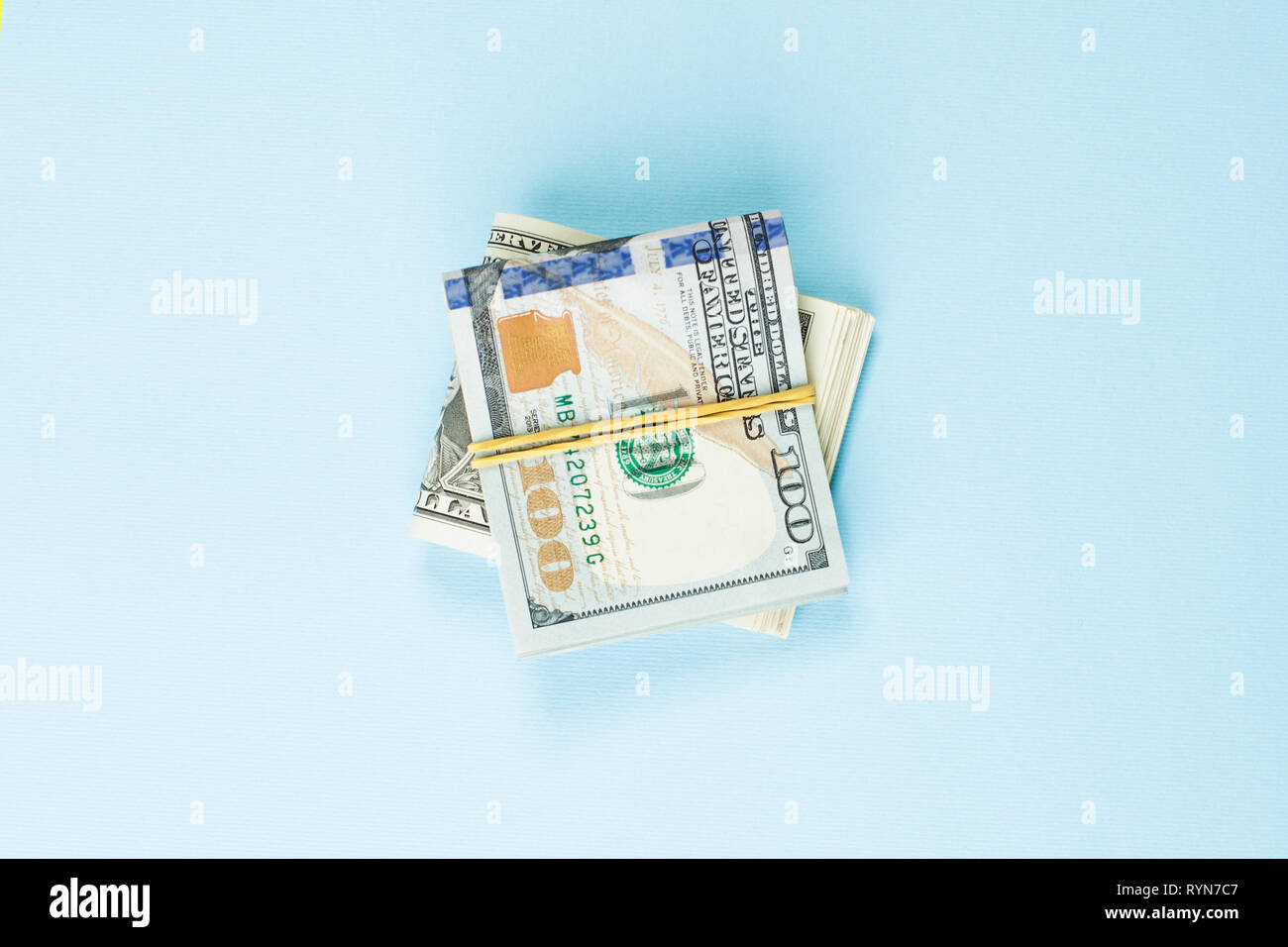Amerikanische Dollars Rechnung 100 Banknote auf blauem Hintergrund Stockfoto