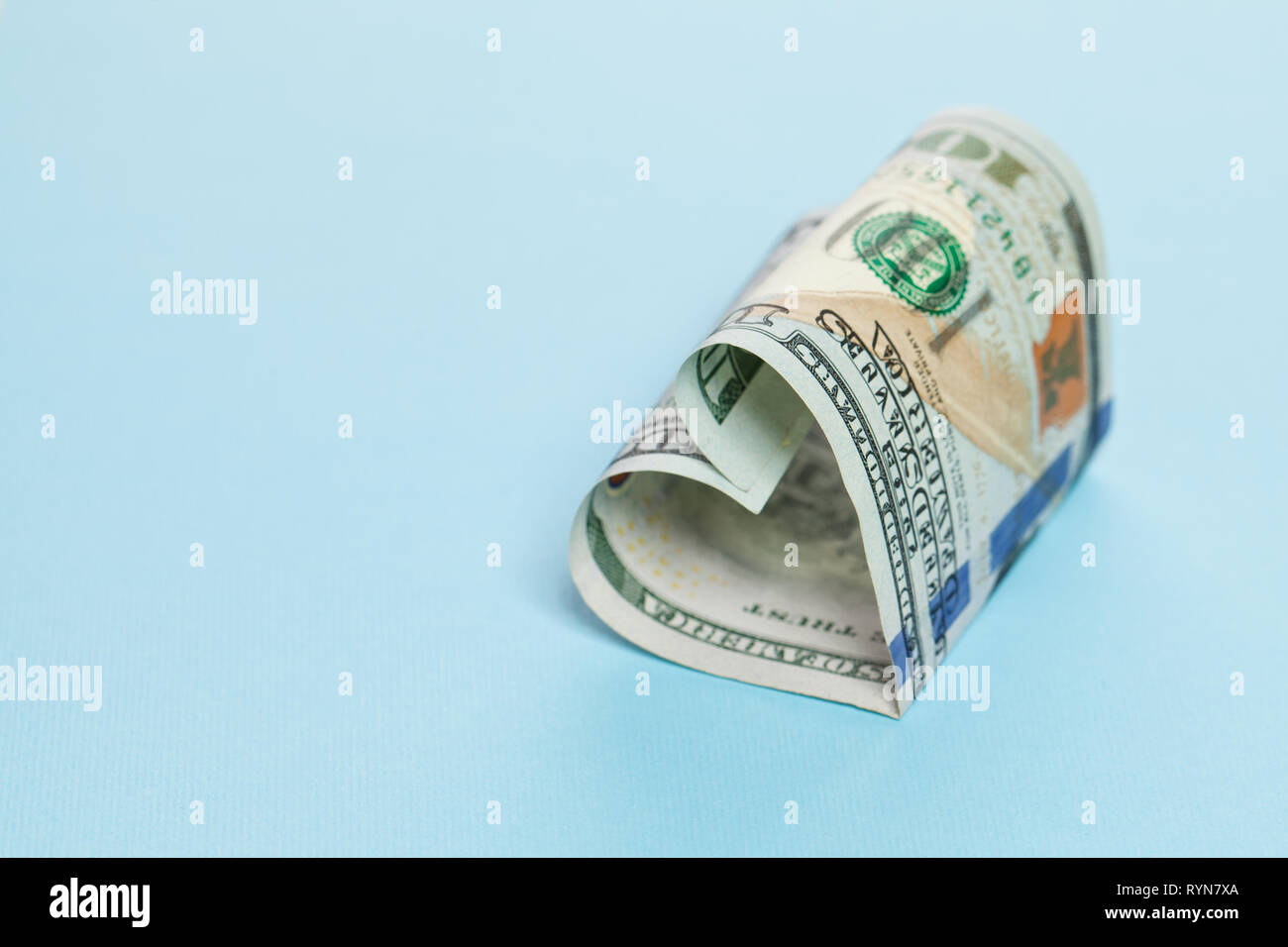 Gewinn und Geld Geschenk Konzept. 100 beachten Sie US-Dollar cash Herzform auf blauem Hintergrund mit Kopie Raum Stockfoto