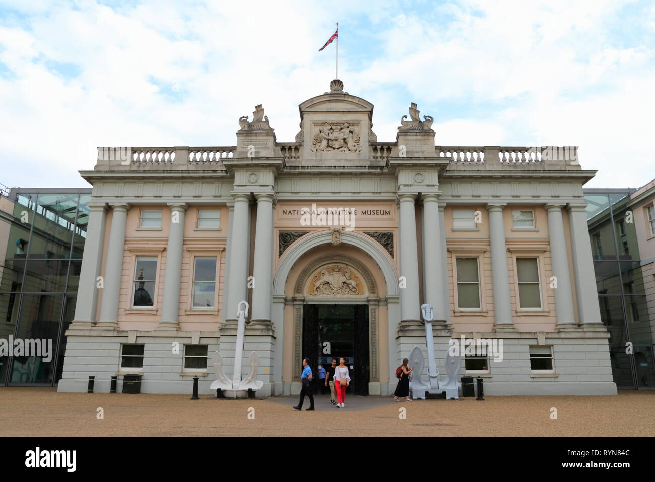 Menschen verlassen das National Maritime Museum in Greenwich, London, Vereinigtes Königreich. Stockfoto