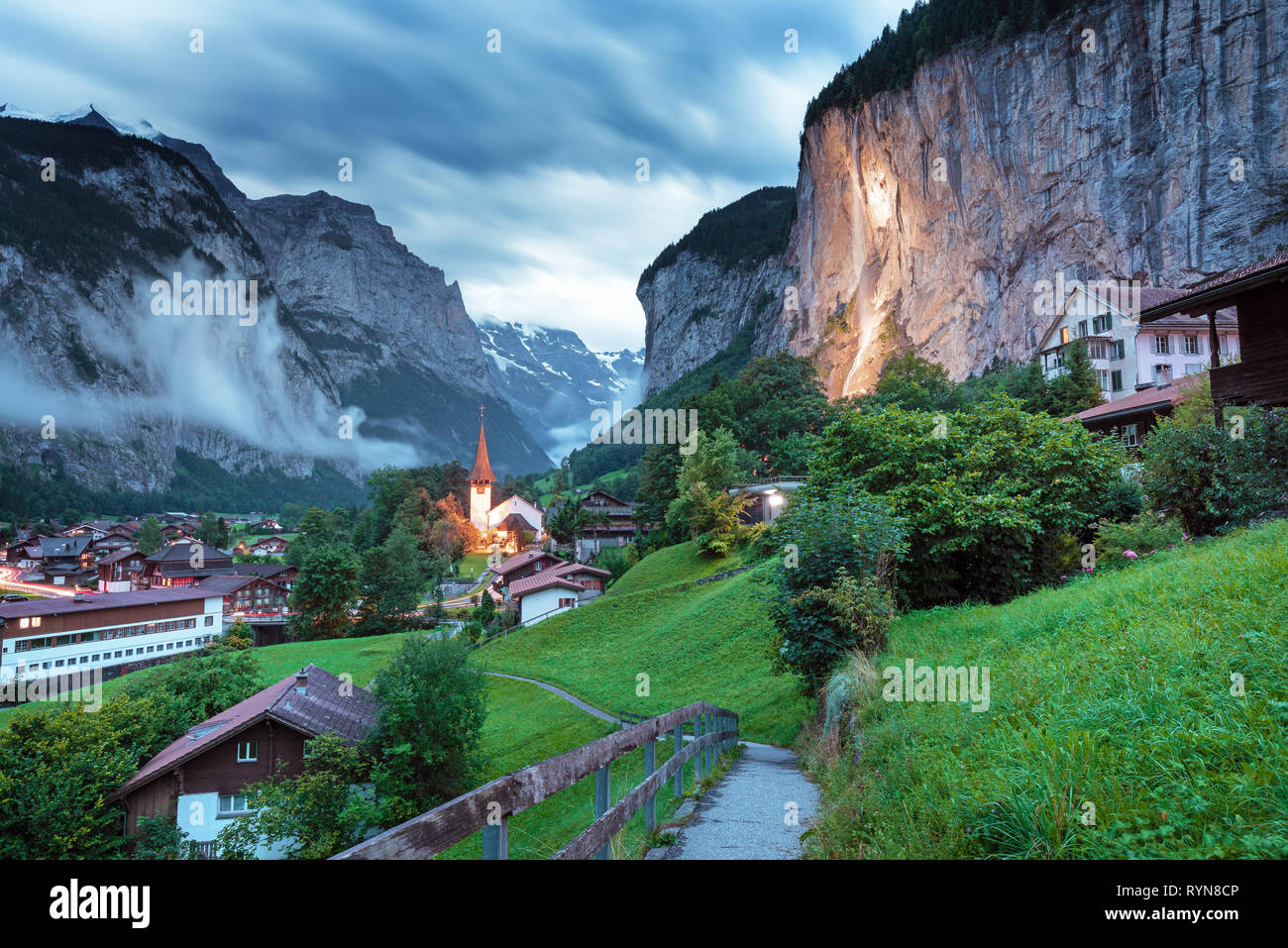 Erstaunliche touristische Alpendorf mit berühmten Kirche und Staubbach-Wasserfalls, Lauterbrunnen, Schweiz, Europa Stockfoto