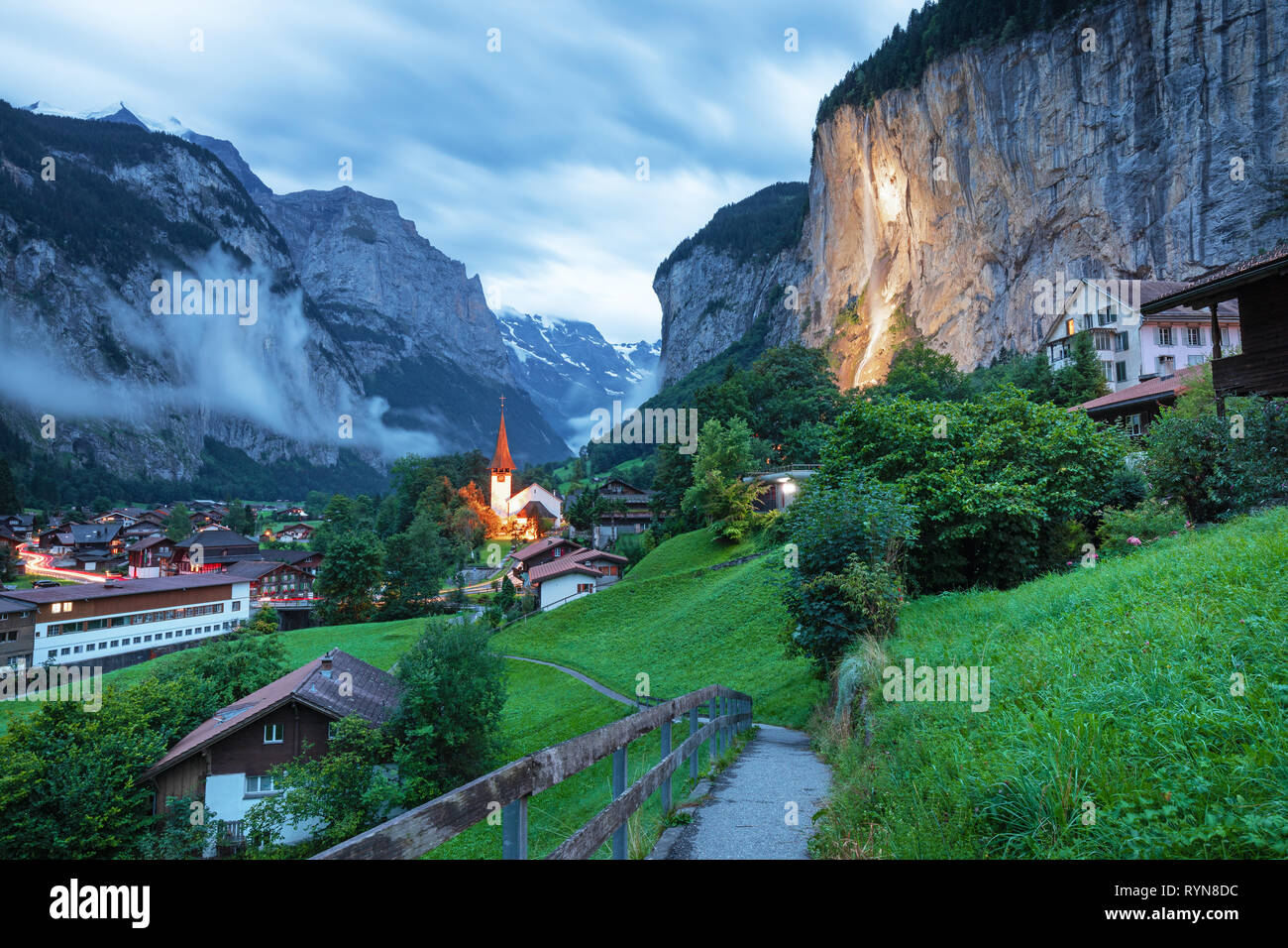 Erstaunliche touristische Alpendorf mit berühmten Kirche und Staubbach-Wasserfalls, Lauterbrunnen, Schweiz, Europa Stockfoto