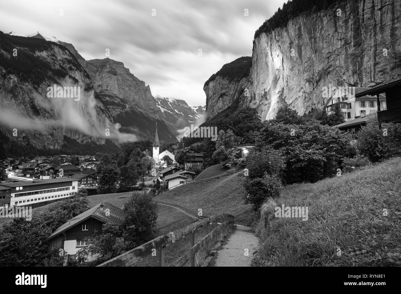 Erstaunliche touristische Alpendorf mit berühmten Kirche und Staubbach-Wasserfalls, Lauterbrunnen, Schweiz, Europa Stockfoto