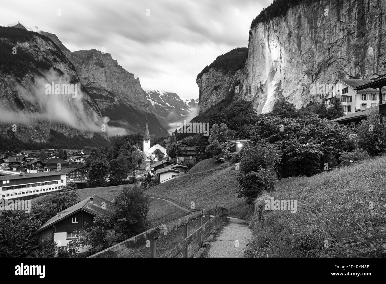 Erstaunliche touristische Alpendorf mit berühmten Kirche und Staubbach-Wasserfalls, Lauterbrunnen, Schweiz, Europa Stockfoto