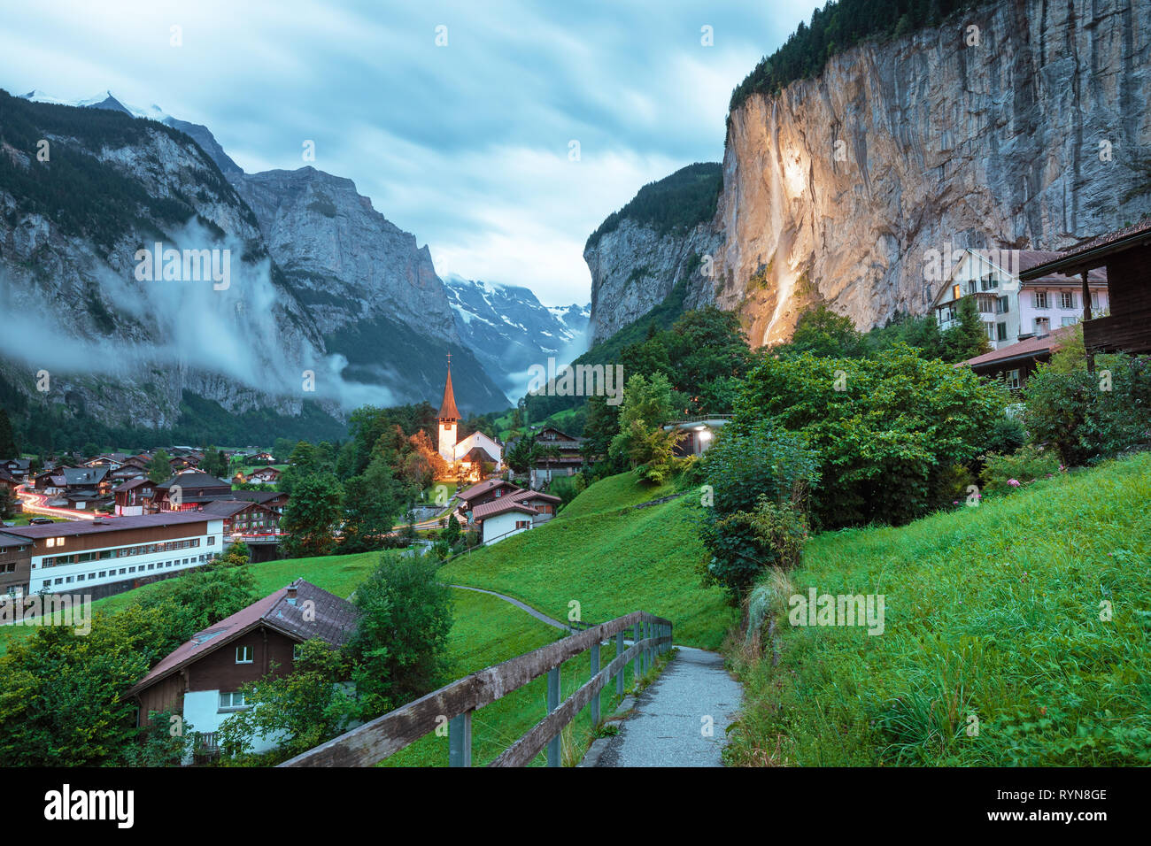 Erstaunliche touristische Alpendorf mit berühmten Kirche und Staubbach-Wasserfalls, Lauterbrunnen, Schweiz, Europa Stockfoto