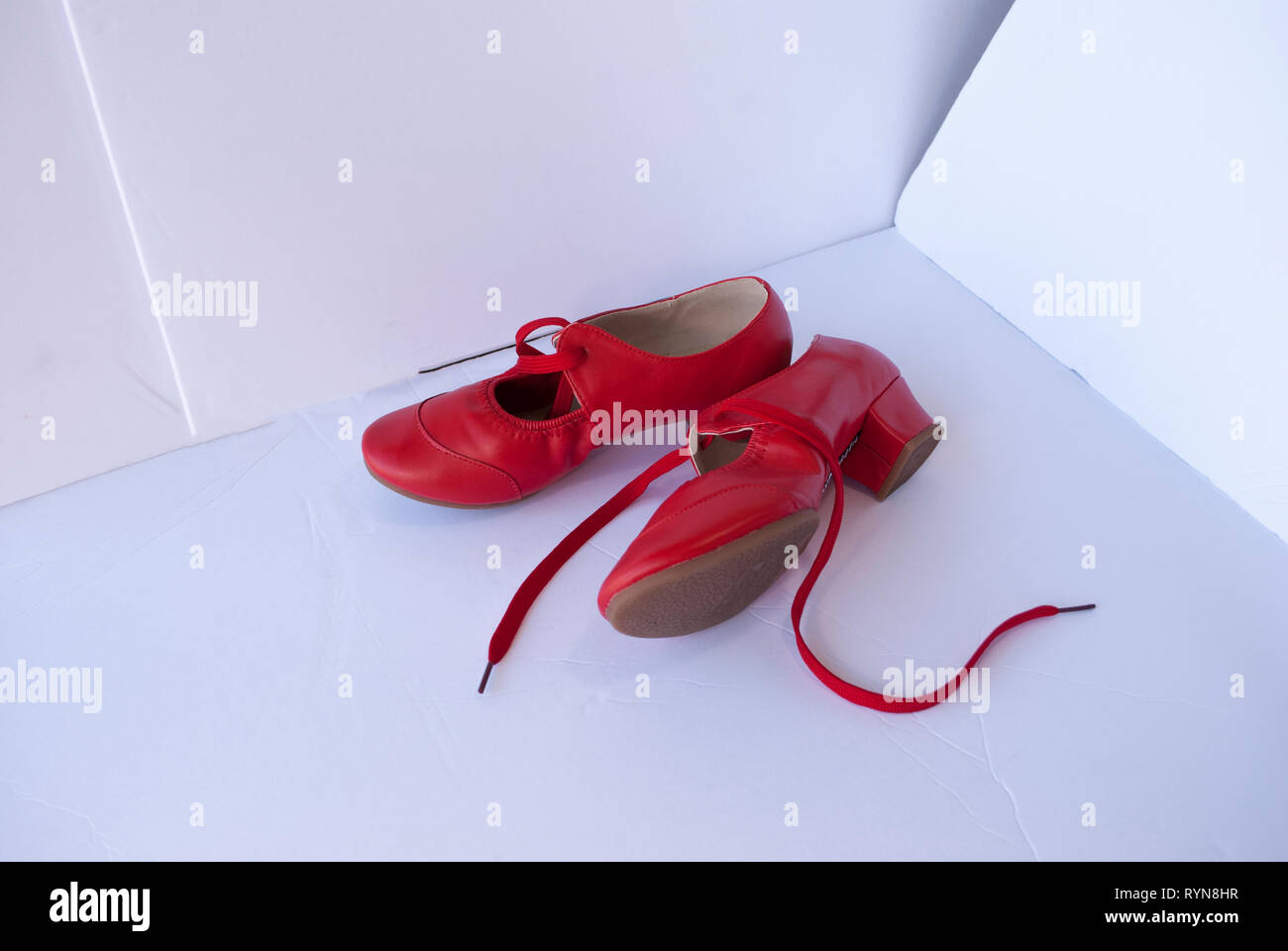 Rot Leder Paar Schuhe für Tänzerin. Traditionelle retro style Schuhe Stockfoto