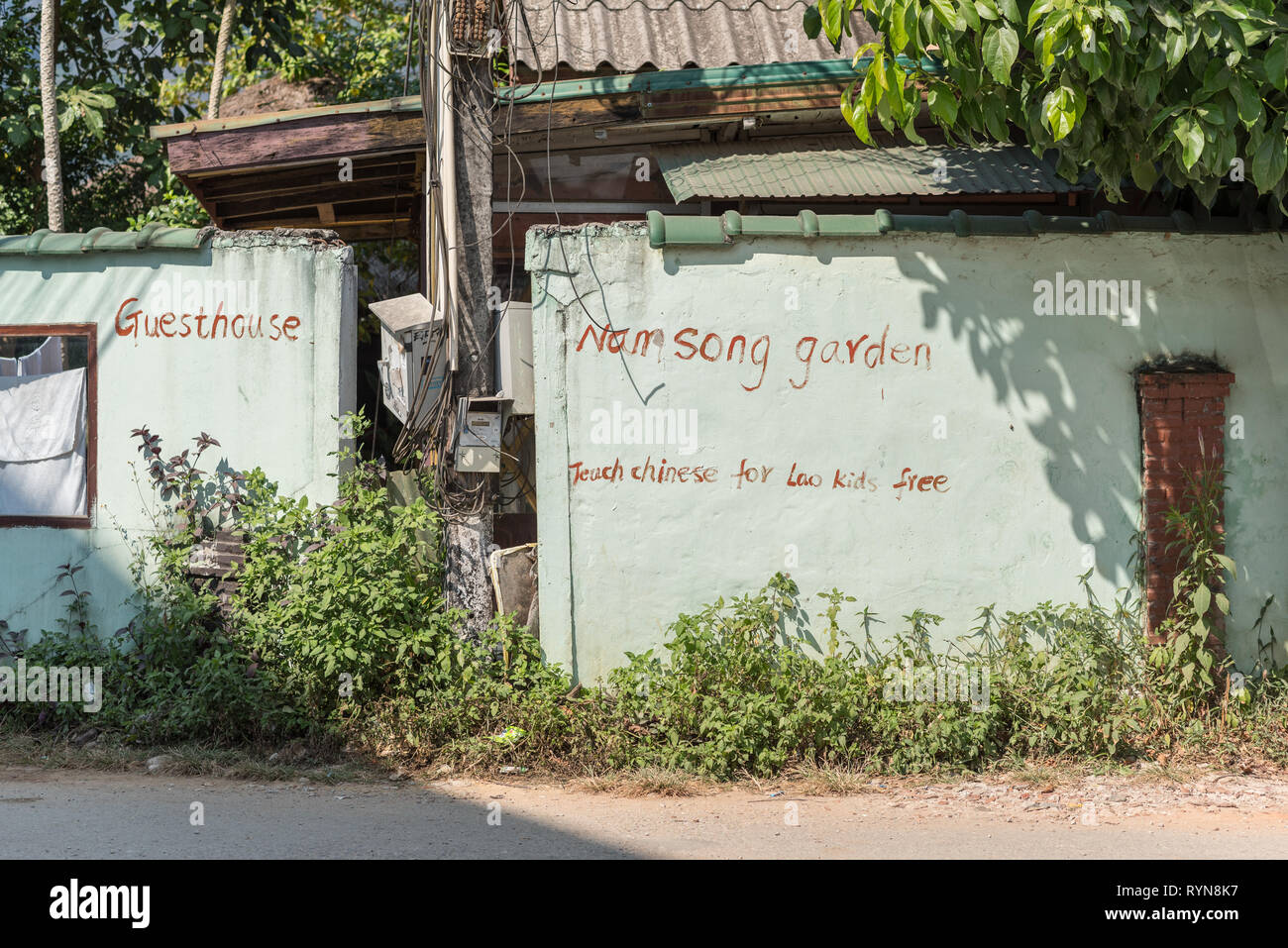 Vang Vieng, Laos - Dezember 28, 2018: Lehren der Chinesischen für Lao Kinder kostenlos, eine Schrift an der Wand des Nam Song Garden Guesthouse. Stockfoto