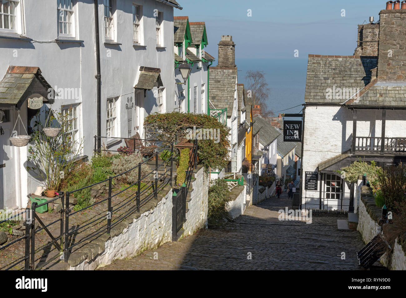 Clovelly, North Devon, England, UK. März 2019. Clovelly eine kleine Küstenstadt mit einer Hauptstraße, die gepflasterten und sehr steil zum Meer geht Stockfoto