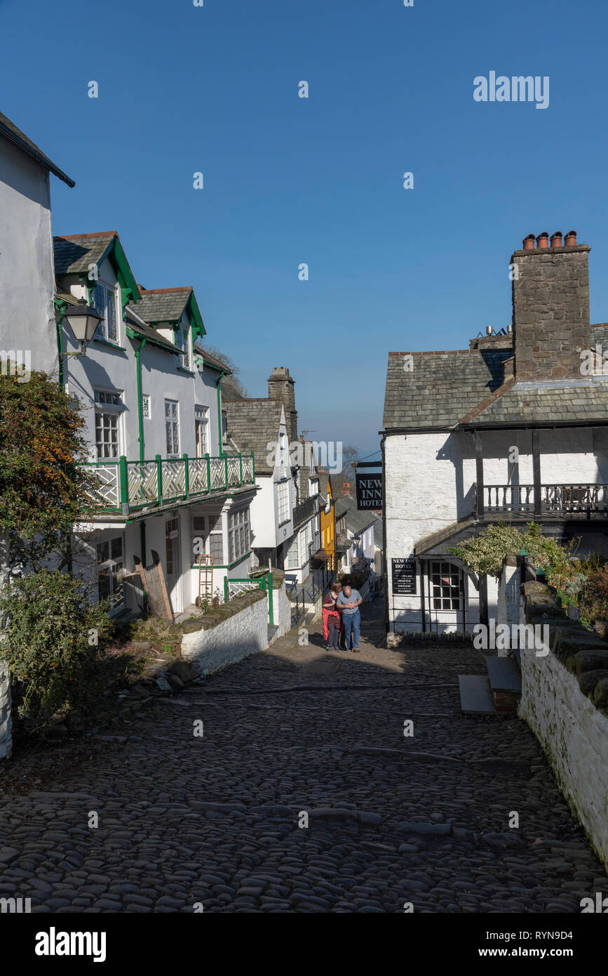 Clovelly, North Devon, England, UK. März 2019. Clovelly eine kleine Küstenstadt mit einer Hauptstraße, die gepflasterten und sehr steil zum Meer geht Stockfoto