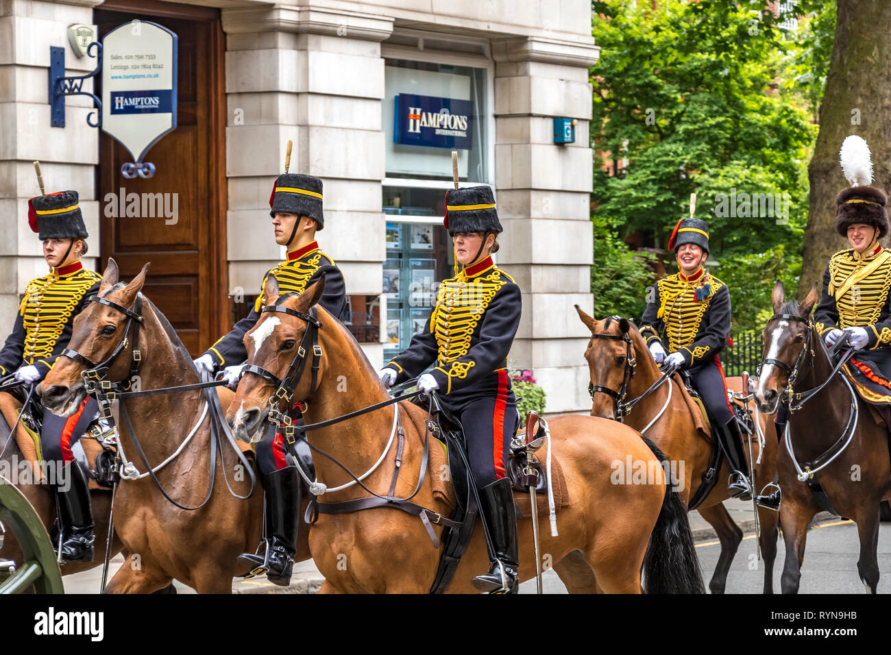 Die Königstruppe Royal Horse Artillery auf dem Pferderücken in der Nähe des Sloane Square in London auf dem Weg zu einer Trooping of the Color Probe, London, Großbritannien Stockfoto