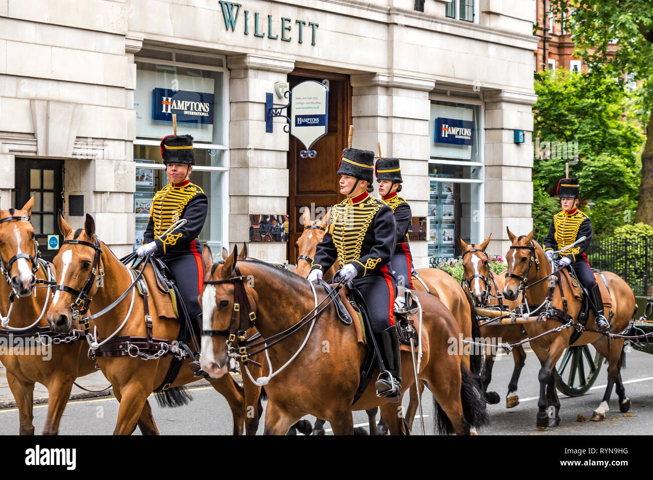 Die Königstruppe Royal Horse Artillery auf dem Pferderücken in der Nähe des Sloane Square in London auf dem Weg zu einer Trooping of the Color Probe, London, Großbritannien Stockfoto