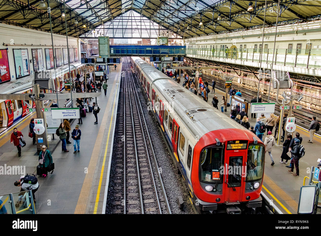 Ein Zug der S7 District Line nach Upminster fährt zur U-Bahnstation Earls Court in London, Großbritannien Stockfoto