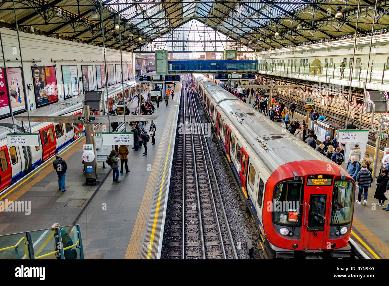 Ein Zug der S7 District Line nach Upminster fährt zur U-Bahnstation Earls Court in London, Großbritannien Stockfoto