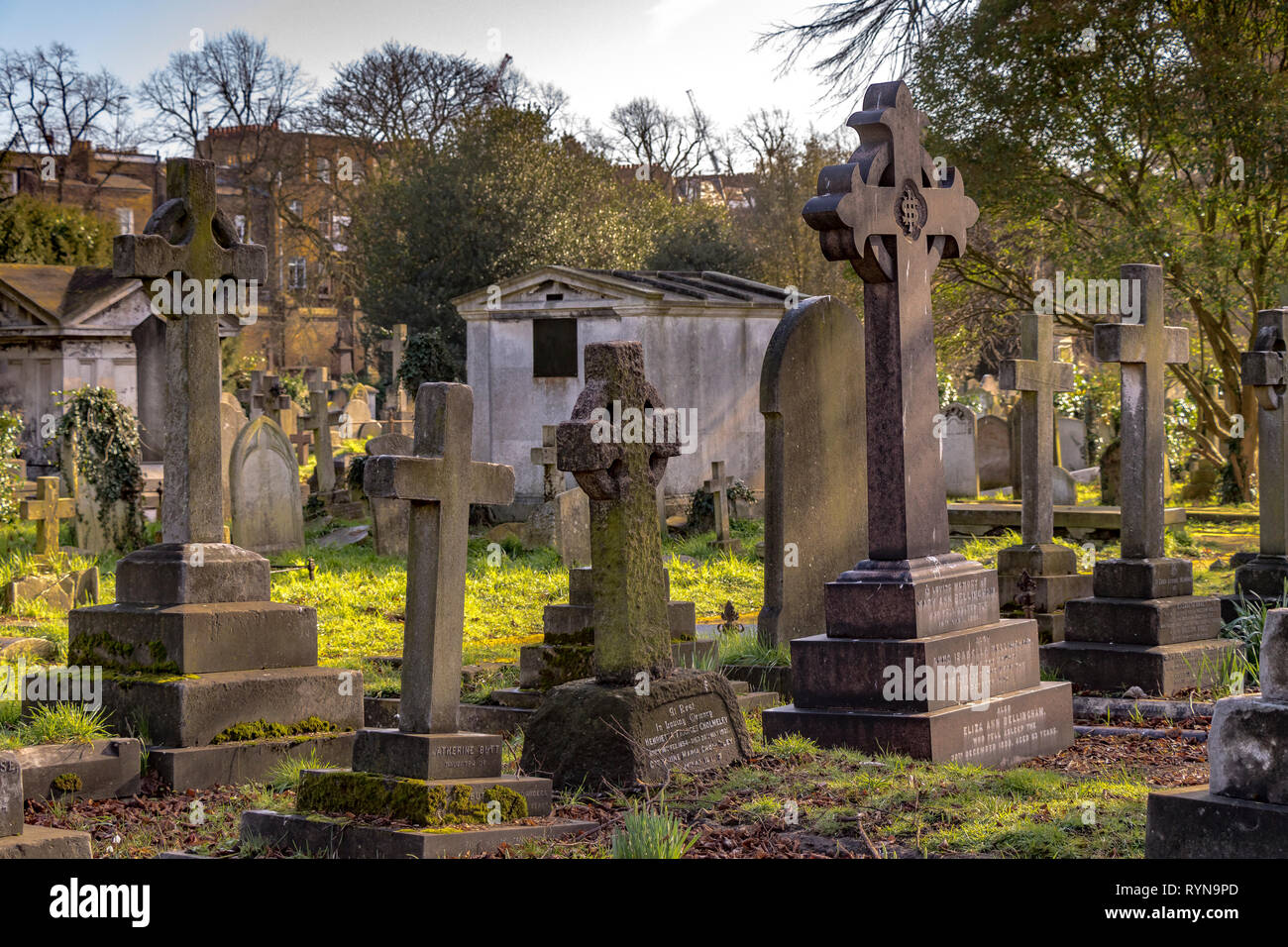 Gräber und Grabsteine auf dem Brompton Cemetery im Royal Borough of Kensington and Chelsea, SW London, Großbritannien Stockfoto