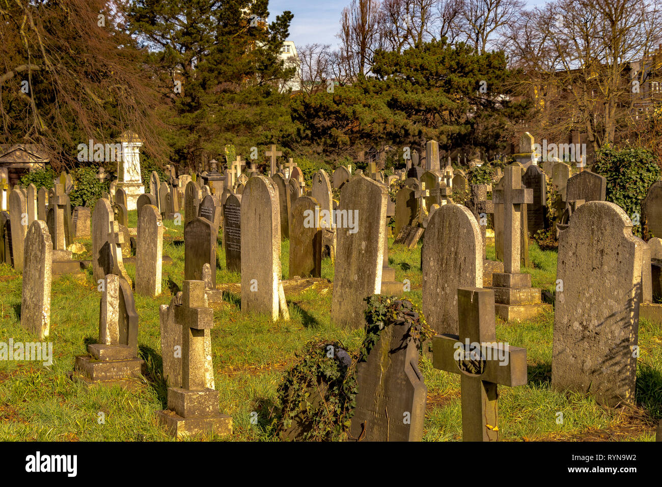 Gräber und Grabsteine auf dem Brompton Cemetery im Royal Borough of Kensington and Chelsea, SW London, verwaltet von den Royal Parks.London, Großbritannien Stockfoto