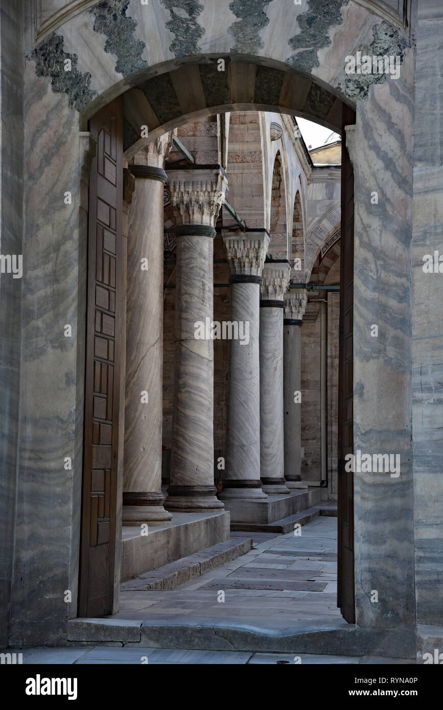 Eingang Blick in den Innenhof der Moschee von SELIM I (Yavuz Sultan Selim Camii), Fener, Istanbul, Türkei, Europa öffnen. Stockfoto
