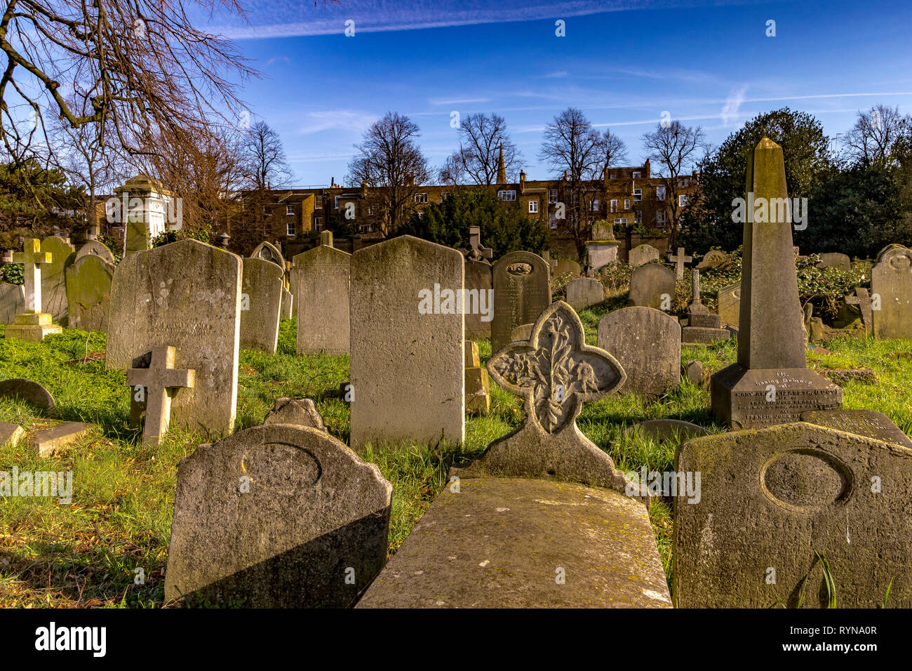 Gräber und Grabsteine auf dem Brompton Cemetery im Royal Borough of Kensington and Chelsea, SW London, verwaltet von den Royal Parks.London, Großbritannien Stockfoto