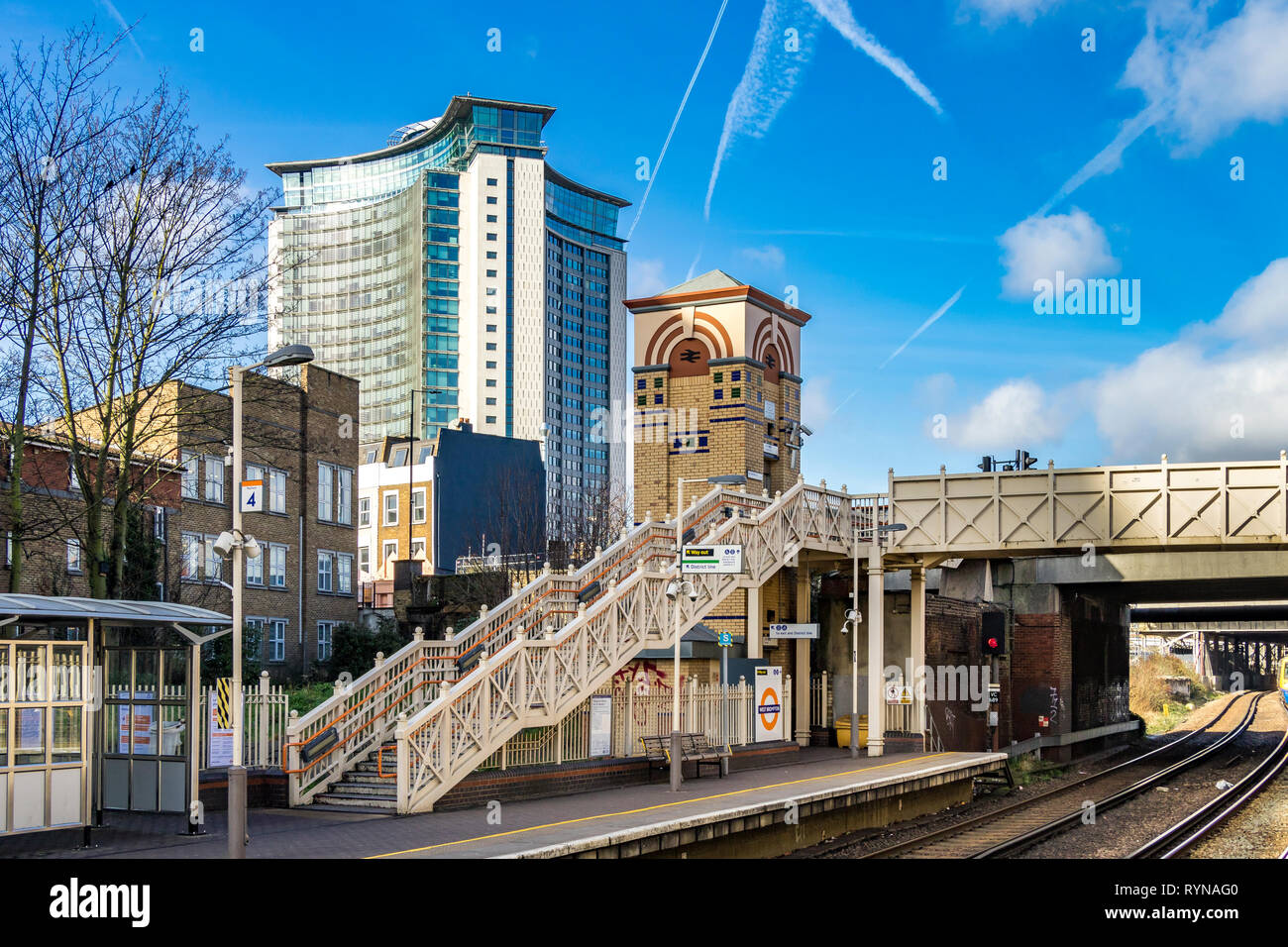 Empress State Building von West Brompton station ESB ist, ein hohes Gebäude 1961 errichtet und von der Metropolitan Police belegt Stockfoto