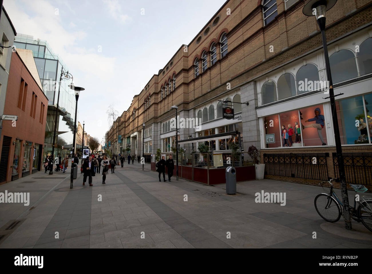 King Street South Einkaufsstraße mit der Seite des St Stephens Green Shopping Centre Dublin Irland Europa Stockfoto